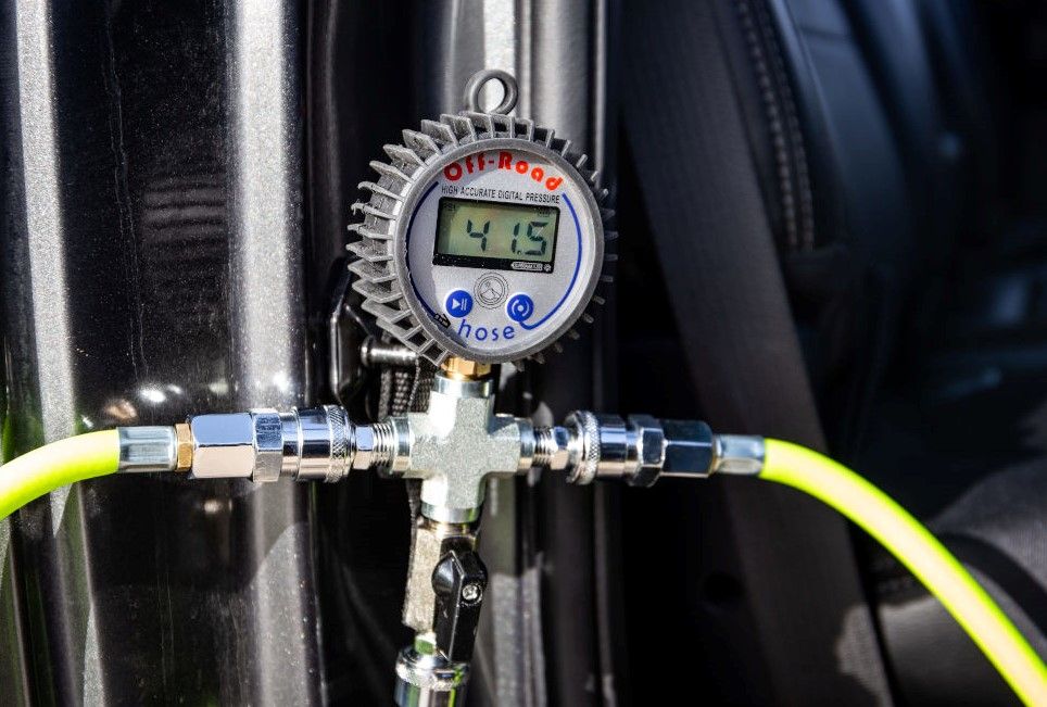 The digital gauge on the centre hub showing the pressure.